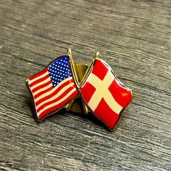 USA and Denmark Flags Friendship Pin - Picture 1 of 2